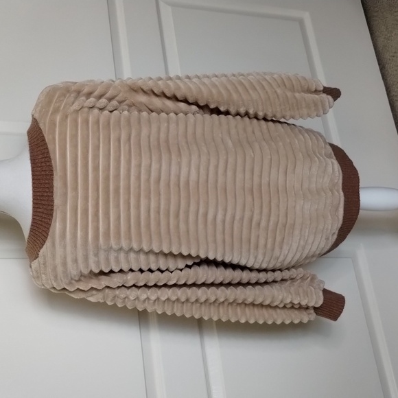 Ces Femme fuzzy teddy texture V-neck top size small oversized, beige and tan - Picture 4 of 11